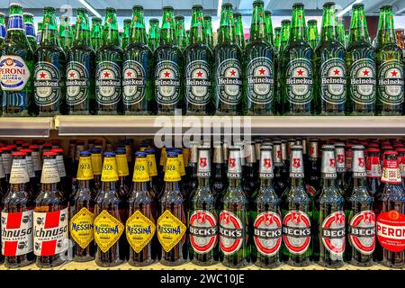 Italien - 11. Januar 2024: Bier in Glasflaschen verschiedener Typen und Marken in Regalen zum Verkauf im italienischen Supermarkt. Heineken Pure malte Stockfoto