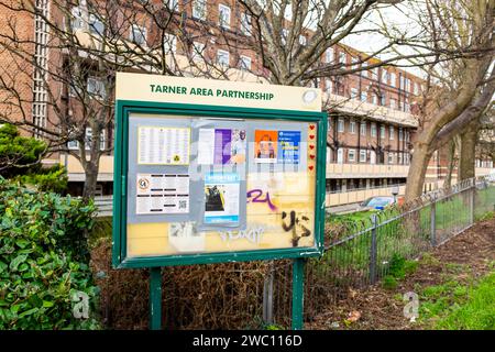 Tarner Area Community Partnership Informationstafel der Milner council Wohnungen in Brighton, Sussex, Großbritannien Stockfoto