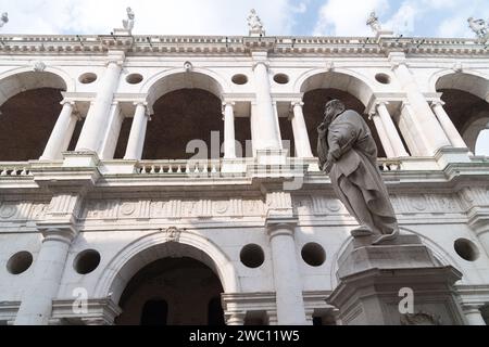 Andrea Palladio Statue und Palladianusbasilika aus der Renaissance Palladiana erbaut im 16. Jahrhundert von Andrea Palladio auf der Piazza dei Signori im historischen Zentrum Stockfoto