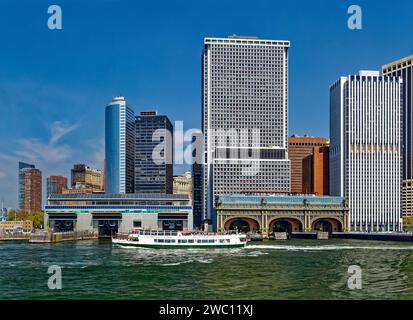 Die Fährterminals Staten Island und Governors Island sind wichtige Merkmale der Battery, wo Castle Clinton einst den New Yorker Hafen bewachte. Stockfoto