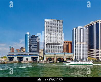 Die Fährterminals Staten Island und Governors Island sind wichtige Merkmale der Battery, wo Castle Clinton einst den New Yorker Hafen bewachte. Stockfoto