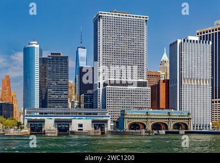 Die Fährterminals Staten Island und Governors Island sind wichtige Merkmale der Battery, wo Castle Clinton einst den New Yorker Hafen bewachte. Stockfoto