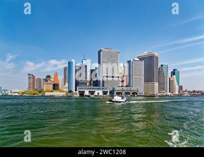 Die Fährterminals Staten Island und Governors Island sind wichtige Merkmale der Battery, wo Castle Clinton einst den New Yorker Hafen bewachte. Stockfoto