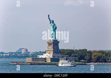 Liberty Enlightening the World – am besten bekannt als Freiheitsstatue – steht auf Fort Wood im Hafen von New York. Stockfoto