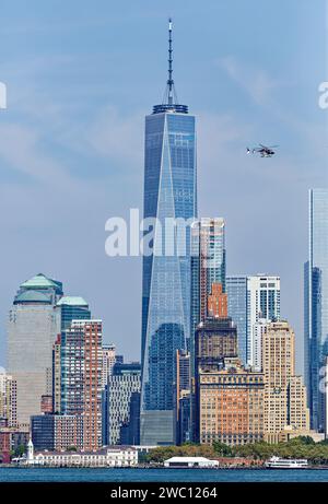 New York City's Financial District, Blick vom Outlook Hill auf Governors Island. Gleich hinter der Küste liegen die Wall Street und das World Trade Center. Stockfoto
