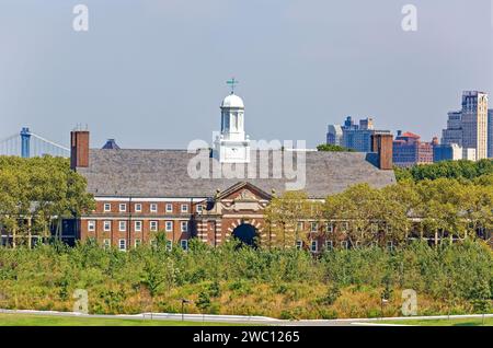 Liggett Hall, die ehemalige Kaserne des 16. Infanterie-Regiments auf Governors Island, ist heute das Herzstück der Liggett Terrace. Stockfoto