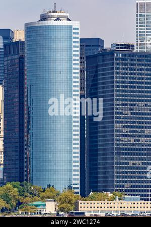 17 State Street mit Blick auf den Battery Park an der Südspitze Manhattans ist ein schlankes, geschwungenes, glasgehäutetes Bürogebäude mit 42 Etagen. Stockfoto