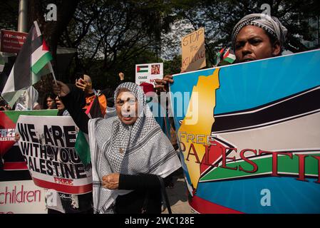 Bangkok, Thailand. Januar 2024. Demonstranten nehmen an der Demonstration Teil. Eine Gruppe von Aktivisten und propalästinensischen Demonstranten hat vor der US-Botschaft in Bangkok demonstriert, dass sie für einen dauerhaften Waffenstillstand in Gaza aufruft und den Globalen Aktionstag für die Gaza-Weltbewegung markiert. Quelle: SOPA Images Limited/Alamy Live News Stockfoto