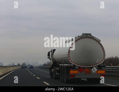 Großer Tankwagen zum Transport von Kraftstoff auf der Autobahn mit wenig Verkehr Stockfoto
