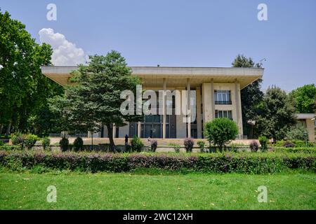 Teheran (Teheran), Iran, 06.25.2023: Außenansicht des Niavaran Palace Complex, Architekturdetails des modernen Iran. Stockfoto