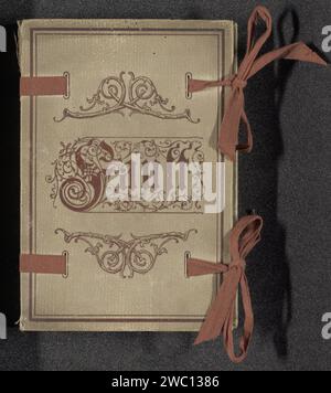 Album mit 30 Fotoproduktionen von Zeichnungen der Faust-Geschichte von J. W. von Goethe, Anonym, nach Alexander von Liezen -Mayer, 1878 - 1879 Beige-Portfolio mit dem Titel „Faust“ auf der Vorderseite in roten gotischen Buchstaben. Um ihn herum Dekorationen mit Pflanzenmotiven. Das Album kann mit zwei roten Bändern geschlossen werden. Die Innenseite der Vorder- und Rückseite ist mit Wechselpapier bedeckt. Die Band enthält 30 Fotos im Fotoformat. Es handelt sich dabei um Fotoproduktionen hauptsächlich von Alexander von Liezen-Mayer mit Szenen der Faust-Geschichte von J. W. von Goethe (1749–1832). Herausgeber Theo bringt theo auf den Stockfoto