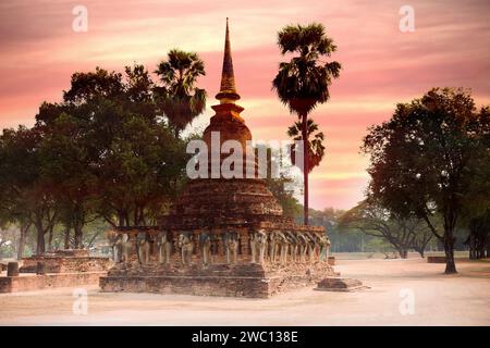 Ruinen von buddhistischen alten Shichara, Dagoba, Stupa in Südthailand, Ayutthaya. Die antike Hauptstadt des Königreichs Ayutthaya, die Sia vorausging Stockfoto