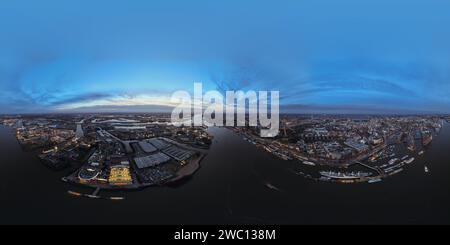 Hamburg, 30. Dezember 2023: 360 Grad Panorama-Kugel Luftaufnahme der Stadt Hamburg. Stadtzentrum. Vogelperspektive. Bei Dämmerung Stockfoto