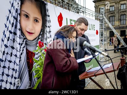 AMSTERDAM: Der Caberatier Theo Maassen und die Schauspielerin Susan Visser verlesen die Namen der getöteten Kinder während einer Gedenkveranstaltung für die Opfer der Kinder, die während des Krieges im Gazastreifen gefallen waren. Außerdem werden während des Protestes Tausende Kinderschuhe auf dem Damplatz platziert, um die Zahl der getöteten Kinder zu symbolisieren. ANP REMKO DE WAAL niederlande raus - belgien raus Stockfoto