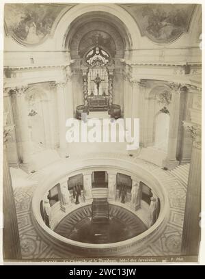 Napoleons Kapelle und Grab im Hôtel des invalides in Paris, Louis Antoine Pamard, 1870 - 1900 Fotografie Paris Papier. Teile des Kircheninnenraums aus Pappalbumen. Grab, Grabhotel ungültig Stockfoto