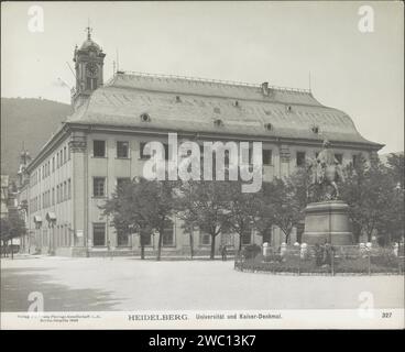 Ansicht der Universität Heidelberg mit Reiterstatue Kaiser Wilhelm I., 1903 im Vordergrundfoto Teil des Fotoalbums mit Aufnahmen von Heidelberg und Schloss Heidelberg. Heidelberg fotografischer Träger Gelatine Silberdruck Aussicht auf Stadt, Stadtpanorama, Silhouette der Stadt. universitätsgebäude, Hochschule. Reiterstatue Heidelberg Stockfoto