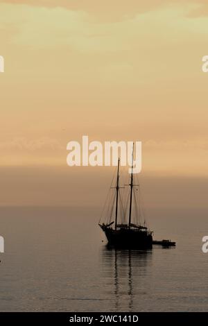 bateau à voile sur une mer calme Stockfoto