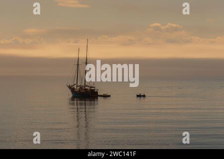 bateau à voile sur une mer calme Stockfoto