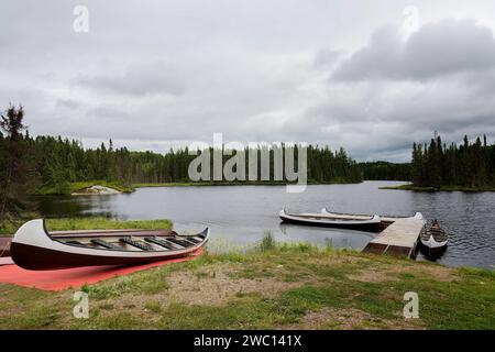 pirogue au bord du lac Stockfoto