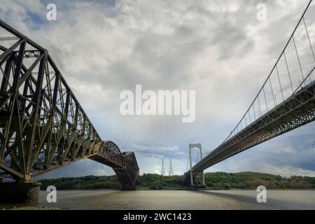 pont et ligne Haute Spannungsfeld Stockfoto