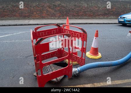 Eton, Großbritannien. Januar 2024. Das berühmte öffentliche Internat Eton College in Eton, Windsor, Berkshire, ist aufgrund von Abwasserproblemen noch immer geschlossen. Nach der Überschwemmung durch die Themse sind die Wasserkanäle der Themse, die die Stadt Eton versorgen, überflutet worden. Heute ist das Wasser der Themse wieder vor Ort, das Abwasser in Tanker pumpt, da die Toiletten der Schule aufgrund von Abwasser derzeit außer Betrieb sind. Ungefähr 1.350 Eton College-Jungen sollten am Dienstag diese Woche nach den Weihnachtsferien in die Schule zurückkehren, werden aber derzeit aufgrund des laufenden Abwassers aus der Ferne unterrichtet Stockfoto