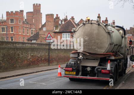 Eton, Großbritannien. Januar 2024. Das berühmte öffentliche Internat Eton College in Eton, Windsor, Berkshire, ist aufgrund von Abwasserproblemen noch immer geschlossen. Nach der Überschwemmung durch die Themse sind die Wasserkanäle der Themse, die die Stadt Eton versorgen, überflutet worden. Heute ist das Wasser der Themse wieder vor Ort, das Abwasser in Tanker pumpt, da die Toiletten der Schule aufgrund von Abwasser derzeit außer Betrieb sind. Ungefähr 1.350 Eton College-Jungen sollten am Dienstag diese Woche nach den Weihnachtsferien in die Schule zurückkehren, werden aber derzeit aufgrund des laufenden Abwassers aus der Ferne unterrichtet Stockfoto