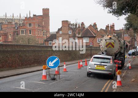 Eton, Großbritannien. Januar 2024. Das berühmte öffentliche Internat Eton College in Eton, Windsor, Berkshire, ist aufgrund von Abwasserproblemen noch immer geschlossen. Nach der Überschwemmung durch die Themse sind die Wasserkanäle der Themse, die die Stadt Eton versorgen, überflutet worden. Heute ist das Wasser der Themse wieder vor Ort, das Abwasser in Tanker pumpt, da die Toiletten der Schule aufgrund von Abwasser derzeit außer Betrieb sind. Ungefähr 1.350 Eton College-Jungen sollten am Dienstag diese Woche nach den Weihnachtsferien in die Schule zurückkehren, werden aber derzeit aufgrund des laufenden Abwassers aus der Ferne unterrichtet Stockfoto