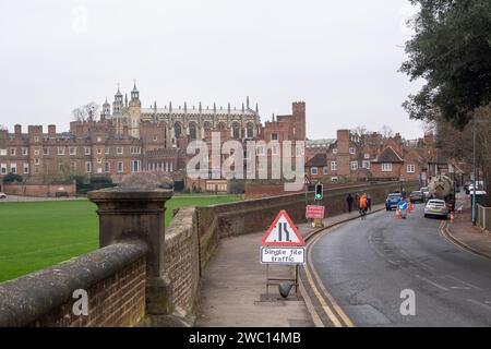 Eton, Großbritannien. Januar 2024. Das berühmte öffentliche Internat Eton College in Eton, Windsor, Berkshire, ist aufgrund von Abwasserproblemen noch immer geschlossen. Nach der Überschwemmung durch die Themse sind die Wasserkanäle der Themse, die die Stadt Eton versorgen, überflutet worden. Heute ist das Wasser der Themse wieder vor Ort, das Abwasser in Tanker pumpt, da die Toiletten der Schule aufgrund von Abwasser derzeit außer Betrieb sind. Ungefähr 1.350 Eton College-Jungen sollten am Dienstag diese Woche nach den Weihnachtsferien in die Schule zurückkehren, werden aber derzeit aufgrund des laufenden Abwassers aus der Ferne unterrichtet Stockfoto