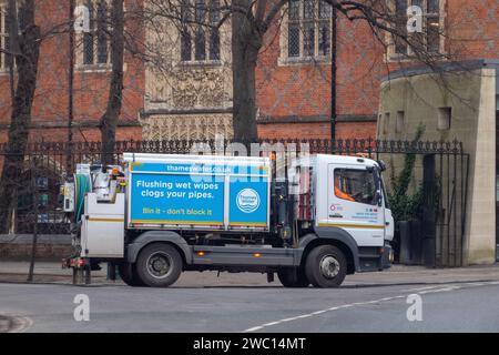 Eton, Großbritannien. Januar 2024. Das berühmte öffentliche Internat Eton College in Eton, Windsor, Berkshire, ist aufgrund von Abwasserproblemen noch immer geschlossen. Nach der Überschwemmung durch die Themse sind die Wasserkanäle der Themse, die die Stadt Eton versorgen, überflutet worden. Heute ist das Wasser der Themse wieder vor Ort, das Abwasser in Tanker pumpt, da die Toiletten der Schule aufgrund von Abwasser derzeit außer Betrieb sind. Ungefähr 1.350 Eton College-Jungen sollten am Dienstag diese Woche nach den Weihnachtsferien in die Schule zurückkehren, werden aber derzeit aufgrund des laufenden Abwassers aus der Ferne unterrichtet Stockfoto