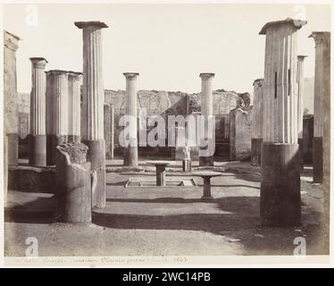 Überreste von Oleonios Haus in Pompeji, Italien, Giorgio Sommer (zugeschrieben), 1867 - 1870 Foto Pompeji Karton. Papieralbumendruck Ruine eines Gebäudes  Architektur Olconio Haus Stockfoto