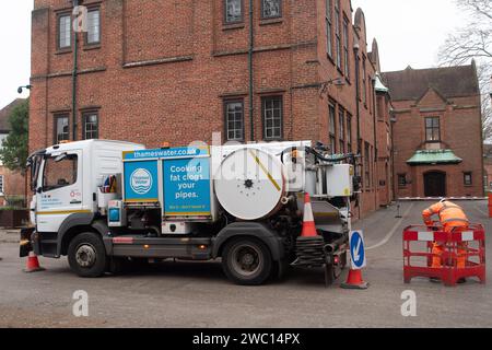 Eton, Großbritannien. Januar 2024. Das berühmte öffentliche Internat Eton College in Eton, Windsor, Berkshire, ist aufgrund von Abwasserproblemen noch immer geschlossen. Nach der Überschwemmung durch die Themse sind die Wasserkanäle der Themse, die die Stadt Eton versorgen, überflutet worden. Heute ist das Wasser der Themse wieder vor Ort, das Abwasser in Tanker pumpt, da die Toiletten der Schule aufgrund von Abwasser derzeit außer Betrieb sind. Ungefähr 1.350 Eton College-Jungen sollten am Dienstag diese Woche nach den Weihnachtsferien in die Schule zurückkehren, werden aber derzeit aufgrund des laufenden Abwassers aus der Ferne unterrichtet Stockfoto