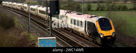 Ein dieselelektrischer Zug der Klasse 221 Super Voyager, Avanti West Coast Train in der Nähe von Blisworth Village, Northamptonshire, West Coast Main Line, England Stockfoto