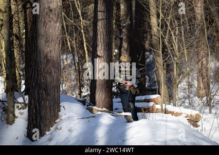 Kiew, Ukraine. Januar 2024. Ukrainischer Zivilist besucht ein militärisches Training. Die Ausbildung der Ukrainer, die sich der Armee anschließen wollen, erfolgt durch Ausbilder der Kiewer Stadtgarde, die über echte Kampferfahrung verfügen und Zivilisten auf die Verteidigung ihrer Stadt vorbereiten, falls nötig. Die Auszubildenden werden auf freiwilliger Basis ausgewählt; 2023 bildete die Gemeindewache etwa 20.000 Personen aus. Der Kurs beinhaltet taktisches Training in städtischen und wilden Bedingungen, den Einsatz von Drohnen, vormedizinische und technische Ausbildung. Quelle: SOPA Images Limited/Alamy Live News Stockfoto