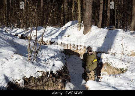 Kiew, Ukraine. Januar 2024. Ukrainischer Zivilist besucht ein militärisches Training. Die Ausbildung der Ukrainer, die sich der Armee anschließen wollen, erfolgt durch Ausbilder der Kiewer Stadtgarde, die über echte Kampferfahrung verfügen und Zivilisten auf die Verteidigung ihrer Stadt vorbereiten, falls nötig. Die Auszubildenden werden auf freiwilliger Basis ausgewählt; 2023 bildete die Gemeindewache etwa 20.000 Personen aus. Der Kurs beinhaltet taktisches Training in städtischen und wilden Bedingungen, den Einsatz von Drohnen, vormedizinische und technische Ausbildung. Quelle: SOPA Images Limited/Alamy Live News Stockfoto