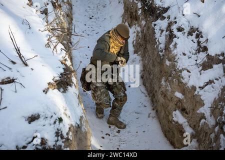 Kiew, Ukraine. Januar 2024. Ukrainischer Zivilist besucht ein militärisches Training. Die Ausbildung der Ukrainer, die sich der Armee anschließen wollen, erfolgt durch Ausbilder der Kiewer Stadtgarde, die über echte Kampferfahrung verfügen und Zivilisten auf die Verteidigung ihrer Stadt vorbereiten, falls nötig. Die Auszubildenden werden auf freiwilliger Basis ausgewählt; 2023 bildete die Gemeindewache etwa 20.000 Personen aus. Der Kurs beinhaltet taktisches Training in städtischen und wilden Bedingungen, den Einsatz von Drohnen, vormedizinische und technische Ausbildung. Quelle: SOPA Images Limited/Alamy Live News Stockfoto