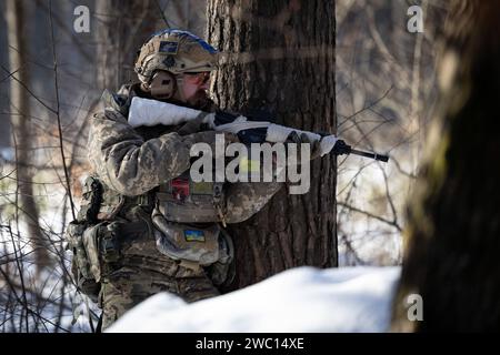 Der ukrainische Zivilist spielt die Rolle eines Scharfschützen einer Angriffsgruppe während einer militärischen Ausbildung. Die Ausbildung der Ukrainer, die sich der Armee anschließen wollen, erfolgt durch Ausbilder der Kiewer Stadtgarde, die über echte Kampferfahrung verfügen und Zivilisten auf die Verteidigung ihrer Stadt vorbereiten, falls nötig. Die Auszubildenden werden auf freiwilliger Basis ausgewählt; 2023 bildete die Gemeindewache etwa 20.000 Personen aus. Der Kurs beinhaltet taktisches Training in städtischen und wilden Bedingungen, den Einsatz von Drohnen, vormedizinische und technische Ausbildung. Stockfoto