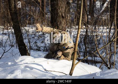 Kiew, Ukraine. Januar 2024. Ukrainischer Zivilist besucht ein militärisches Training. Die Ausbildung der Ukrainer, die sich der Armee anschließen wollen, erfolgt durch Ausbilder der Kiewer Stadtgarde, die über echte Kampferfahrung verfügen und Zivilisten auf die Verteidigung ihrer Stadt vorbereiten, falls nötig. Die Auszubildenden werden auf freiwilliger Basis ausgewählt; 2023 bildete die Gemeindewache etwa 20.000 Personen aus. Der Kurs beinhaltet taktisches Training in städtischen und wilden Bedingungen, den Einsatz von Drohnen, vormedizinische und technische Ausbildung. Quelle: SOPA Images Limited/Alamy Live News Stockfoto