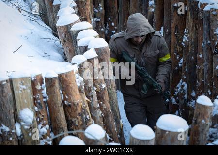 Kiew, Ukraine. Januar 2024. Ukrainischer Zivilist besucht ein militärisches Training. Die Ausbildung der Ukrainer, die sich der Armee anschließen wollen, erfolgt durch Ausbilder der Kiewer Stadtgarde, die über echte Kampferfahrung verfügen und Zivilisten auf die Verteidigung ihrer Stadt vorbereiten, falls nötig. Die Auszubildenden werden auf freiwilliger Basis ausgewählt; 2023 bildete die Gemeindewache etwa 20.000 Personen aus. Der Kurs beinhaltet taktisches Training in städtischen und wilden Bedingungen, den Einsatz von Drohnen, vormedizinische und technische Ausbildung. Quelle: SOPA Images Limited/Alamy Live News Stockfoto