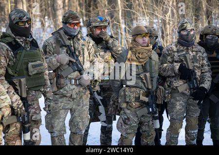 Kiew, Ukraine. Januar 2024. Ukrainische Zivilisten kommunizieren nach militärischer Ausbildung. Die Ausbildung der Ukrainer, die sich der Armee anschließen wollen, erfolgt durch Ausbilder der Kiewer Stadtgarde, die über echte Kampferfahrung verfügen und Zivilisten auf die Verteidigung ihrer Stadt vorbereiten, falls nötig. Die Auszubildenden werden auf freiwilliger Basis ausgewählt; 2023 bildete die Gemeindewache etwa 20.000 Personen aus. Der Kurs beinhaltet taktisches Training in städtischen und wilden Bedingungen, den Einsatz von Drohnen, vormedizinische und technische Ausbildung. Quelle: SOPA Images Limited/Alamy Live News Stockfoto