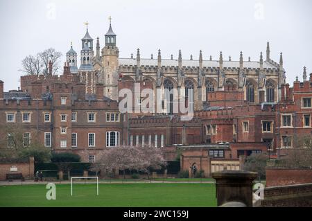 Eton, Großbritannien. Januar 2024. Das berühmte öffentliche Internat Eton College in Eton, Windsor, Berkshire, ist aufgrund von Abwasserproblemen noch immer geschlossen. Nach der Überschwemmung durch die Themse sind die Wasserkanäle der Themse, die die Stadt Eton versorgen, überflutet worden. Heute ist das Wasser der Themse wieder vor Ort, das Abwasser in Tanker pumpt, da die Toiletten der Schule aufgrund von Abwasser derzeit außer Betrieb sind. Ungefähr 1.350 Eton College-Jungen sollten am Dienstag diese Woche nach den Weihnachtsferien in die Schule zurückkehren, werden aber derzeit aufgrund des laufenden Abwassers aus der Ferne unterrichtet Stockfoto