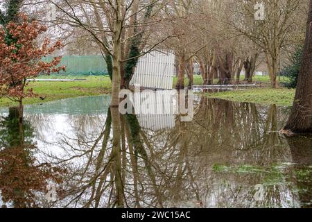 Eton, Großbritannien. Januar 2024. Hochwasser auf dem Eton College Cricketgelände. Das berühmte öffentliche Internat Eton College in Eton, Windsor, Berkshire, ist aufgrund von Abwasserproblemen noch immer geschlossen. Nach der Überschwemmung durch die Themse sind die Wasserkanäle der Themse, die die Stadt Eton versorgen, überflutet worden. Heute ist das Wasser der Themse wieder vor Ort, das Abwasser in Tanker pumpt, da die Toiletten der Schule aufgrund von Abwasser derzeit außer Betrieb sind. Ungefähr 1.350 Eton College-Jungen sollten am Dienstag diese Woche nach den Weihnachtsferien zur Schule zurückkehren, sind aber derzeit b Stockfoto