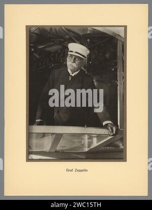 PortraT van Ferdinand Adolf Heinrich August, Graf von Zeppelin, Anonym, 1924 Fotografie Porträt des Grafen von Zeppelin (1838-1917). Teil eines Ordners mit 20 Produktfotos des Luftschiffes Zeppelin LZ 126 [ZR 3]. Deutscher Verlag: Friedrichshafener Karton. Fotografische Unterlage Gelatine-Silberdruck historische Personen. 46C35 Luftschiff, zeppelin Stockfoto