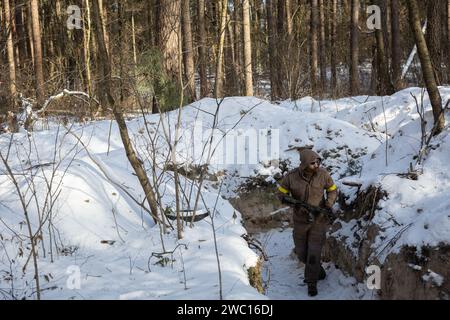 Ukrainischer Zivilist besucht ein militärisches Training. Die Ausbildung der Ukrainer, die sich der Armee anschließen wollen, erfolgt durch Ausbilder der Kiewer Stadtgarde, die über echte Kampferfahrung verfügen und Zivilisten auf die Verteidigung ihrer Stadt vorbereiten, falls nötig. Die Auszubildenden werden auf freiwilliger Basis ausgewählt; 2023 bildete die Gemeindewache etwa 20.000 Personen aus. Der Kurs beinhaltet taktisches Training in städtischen und wilden Bedingungen, den Einsatz von Drohnen, vormedizinische und technische Ausbildung. (Foto: Oleksii Chumachenko/SOPA Images/SIPA USA) Stockfoto