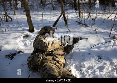 Der ukrainische Zivilist spielt die Rolle eines Scharfschützen einer Angriffsgruppe während einer militärischen Ausbildung. Die Ausbildung der Ukrainer, die sich der Armee anschließen wollen, erfolgt durch Ausbilder der Kiewer Stadtgarde, die über echte Kampferfahrung verfügen und Zivilisten auf die Verteidigung ihrer Stadt vorbereiten, falls nötig. Die Auszubildenden werden auf freiwilliger Basis ausgewählt; 2023 bildete die Gemeindewache etwa 20.000 Personen aus. Der Kurs beinhaltet taktisches Training in städtischen und wilden Bedingungen, den Einsatz von Drohnen, vormedizinische und technische Ausbildung. (Foto: Oleksii Chumachenko/SOPA Images/SIPA USA) Stockfoto