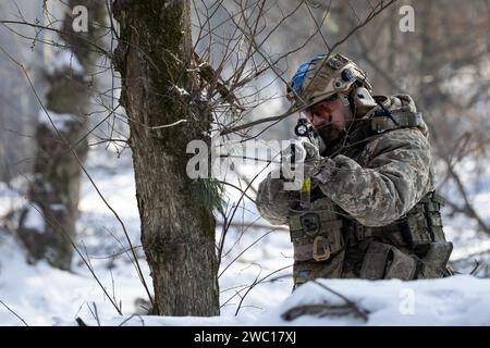 Der ukrainische Zivilist spielt die Rolle eines Scharfschützen einer Angriffsgruppe während einer militärischen Ausbildung. Die Ausbildung der Ukrainer, die sich der Armee anschließen wollen, erfolgt durch Ausbilder der Kiewer Stadtgarde, die über echte Kampferfahrung verfügen und Zivilisten auf die Verteidigung ihrer Stadt vorbereiten, falls nötig. Die Auszubildenden werden auf freiwilliger Basis ausgewählt; 2023 bildete die Gemeindewache etwa 20.000 Personen aus. Der Kurs beinhaltet taktisches Training in städtischen und wilden Bedingungen, den Einsatz von Drohnen, vormedizinische und technische Ausbildung. (Foto: Oleksii Chumachenko/SOPA Images/SIPA USA) Stockfoto