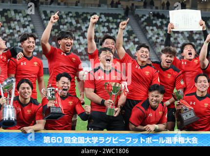 Tokio, Japan. Januar 2024. Der Kapitän der Teikyo University Hayate Era (C) hält die Trophäe, um den Sieg der 60. Rugby-Meisterschaft der Japan University mit seinen Teamkollegen am Samstag, den 13. Januar 2024, im japanischen Nationalstadion in Tokio zu feiern. Teikyo besiegte die Meiji University 34-15 im Finale. (Foto: Yoshio Tsunoda/AFLO) Stockfoto