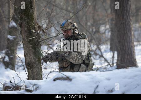 Ukrainischer Zivilist besucht ein militärisches Training. Die Ausbildung der Ukrainer, die sich der Armee anschließen wollen, erfolgt durch Ausbilder der Kiewer Stadtgarde, die über echte Kampferfahrung verfügen und Zivilisten auf die Verteidigung ihrer Stadt vorbereiten, falls nötig. Die Auszubildenden werden auf freiwilliger Basis ausgewählt; 2023 bildete die Gemeindewache etwa 20.000 Personen aus. Der Kurs beinhaltet taktisches Training in städtischen und wilden Bedingungen, den Einsatz von Drohnen, vormedizinische und technische Ausbildung. (Foto: Oleksii Chumachenko/SOPA Images/SIPA USA) Stockfoto