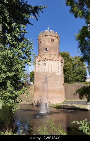 Überreste mittelalterlicher Stadtmauern und Pulverturm im Kronenburgerpark in Nijmegen Gelderland, Niederlande Stockfoto