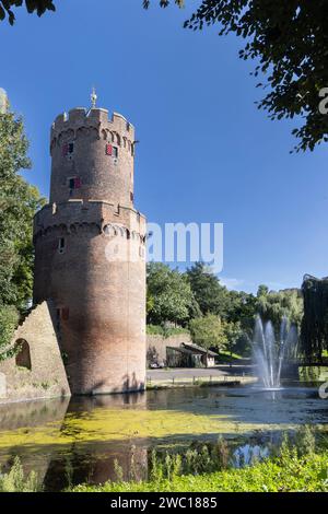 Überreste mittelalterlicher Stadtmauern und Pulverturm im Kronenburgerpark in Nijmegen Gelderland, Niederlande Stockfoto