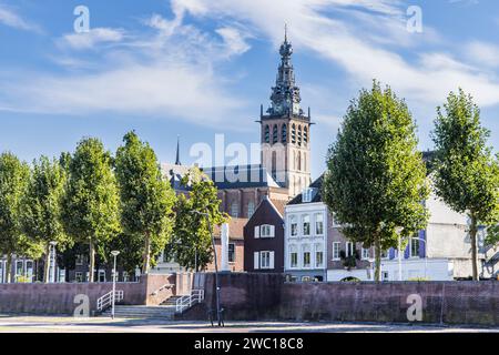 Stadtbild von Nijmegen in den Niederlanden mit Kirche vom Flussufer Waalkade am Fluss Waal an einem sonnigen Herbsttag Stockfoto